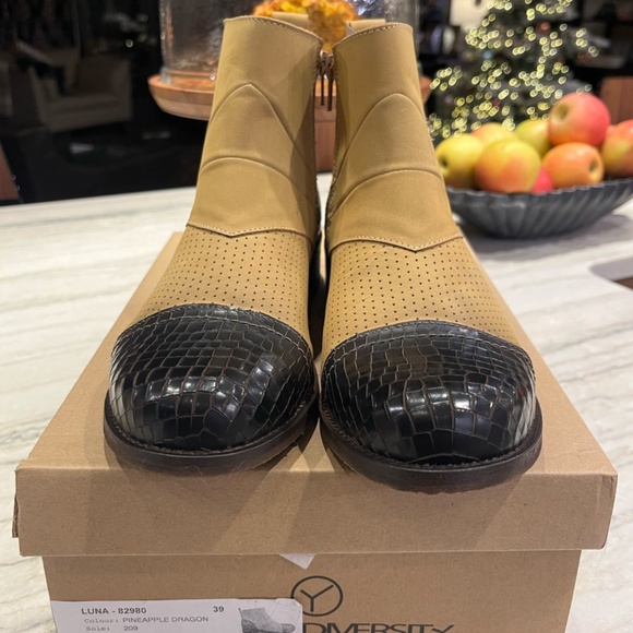 NIB - Unity in Diversity size 39 butter yellow leather/chocolate brown croc boot - Picture 2 of 6